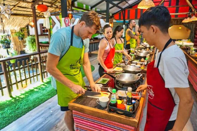 Chiang Mai: Traditional Thai-Akha Cooking Class& Market Tour - Market Tour