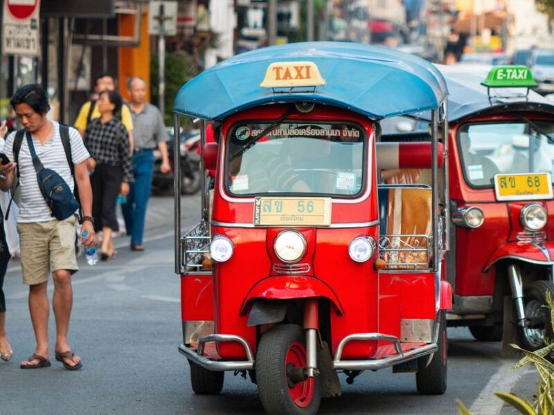 Chiang Mai: Tuk-Tuk Evening Tour With Temples & Street Foods - Itinerary Highlights