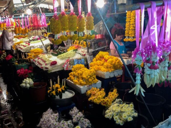 Chiang Mai: Tuk-Tuk Evening Tour With Temples & Street Foods - What to Expect as a Participant