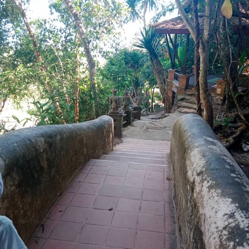 Chiang Mai: Wat Phra That Doi Suthep & Wat Pha Lat Evening Tour - A guide can make the temples easier to understand