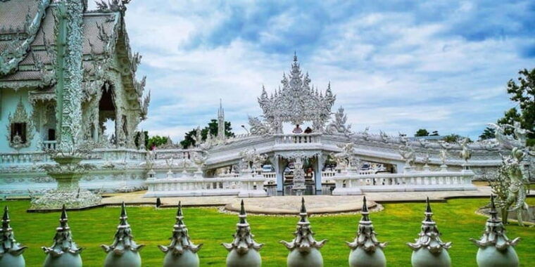 Chiang Mai: White Temple, Golden Triangle & Boat Tour - Visiting the White Temple