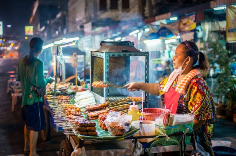 Chiang Mai’s Highlights: Sightseeing Night Bike Tour - Biking Through Chiang Mais Old City