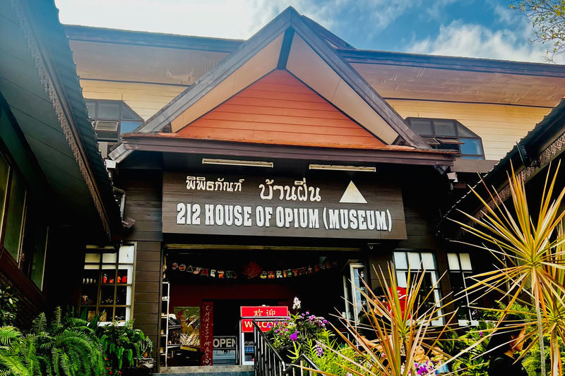 Chiang Rai 7 Top Spots Full-Day Historical Tour - Long Neck Village: listen as well as look
