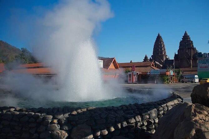 Chiang Rai, Karen Long Neck, and Golden Triangle From Chiang Mai - Must-Visit Temples in Chiang Rai
