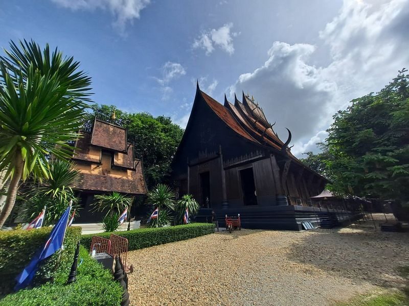 Chiang Rai White Black Blue Temple Full Day Tour from Chiang Mai - Three temples, three very different moods
