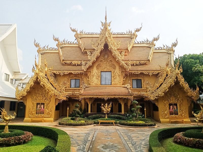Chiang Rai White Black Blue Temple Full Day Tour from Chiang Mai - Wat Rong Khun: the day’s signature stop