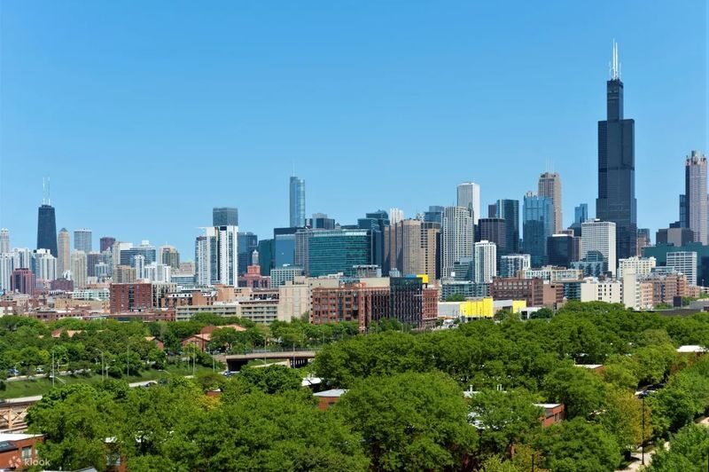 Chicago Big Bus Hop-On Hop-Off Tours (Open-Top) - A moving introduction to Chicago’s skyline