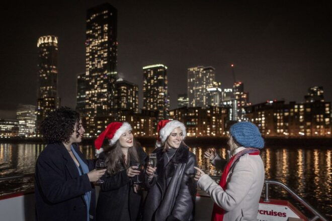 Chicago: Christmas Eve Gourmet Dinner Cruise Lake Michigan - Enjoy Spectacular Chicago Skyline Views