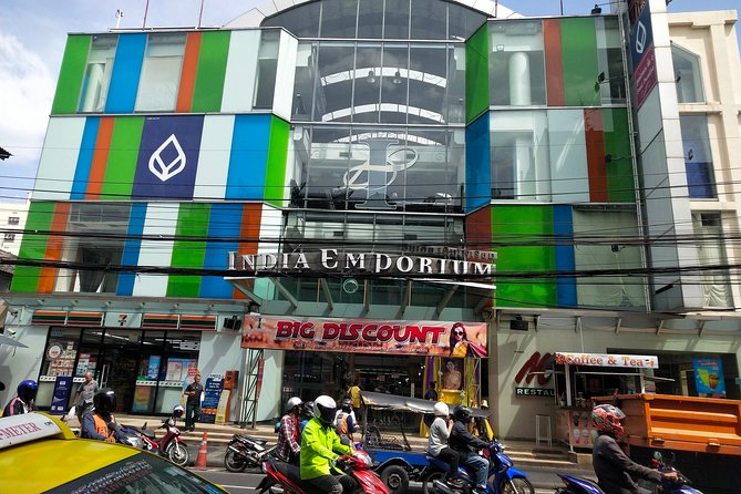 Chill Shop Chat as Local at India and China Town - Immersive Shopping Experiences