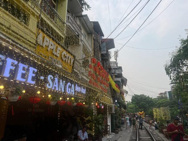 Chilling With Private Hanoi Food Tour & Train Street Visit - Highlights of Train Street