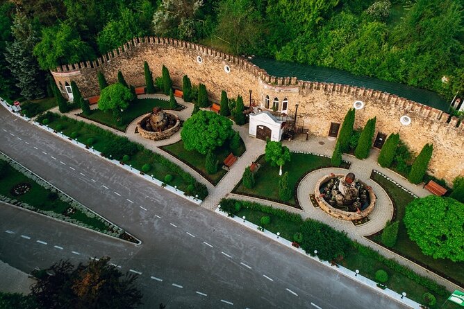 Chisinau Sighteeing Tour With Wine Tasting Milesti Mici - Tour Experience