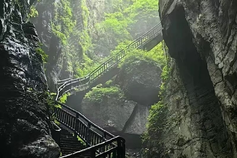 Chongqing 816 Project & Wuling Mountain Grand Canyon One-Day Tour - Wuling Mountain’s cliffs, steps and trail