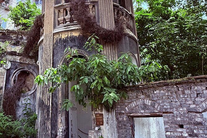 CHONGQING City Guided Hiking Day Tour: Lens, Bites & Hidden Steps - Good To Know