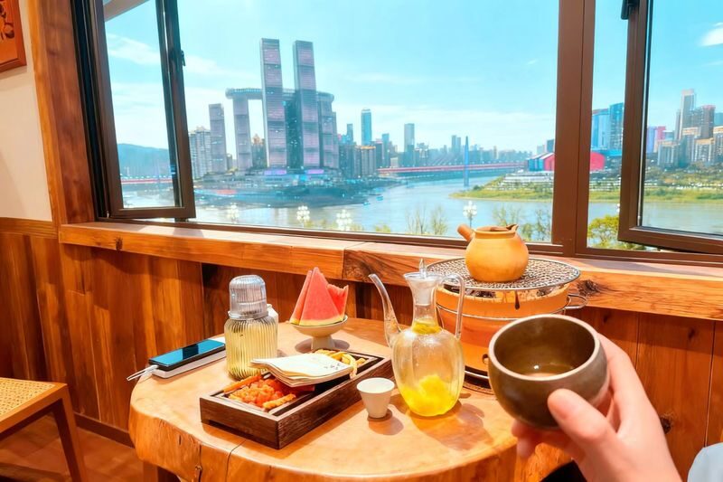 Chongqing Fulai Tea Affairs - A third-floor pause above the river
