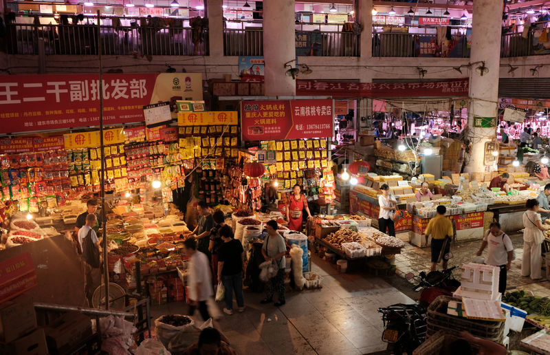 Chongqing Guanyinqiao Half-Day Local Food & Hidden Gems Tour - The market shows a wider food picture