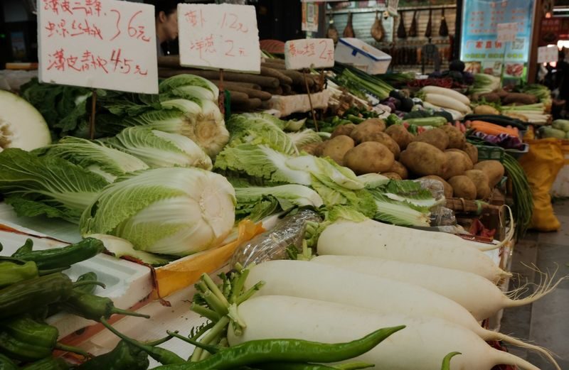 Chongqing Guanyinqiao Half-Day Local Food & Hidden Gems Tour - An English-speaking guide makes the city easier to approach