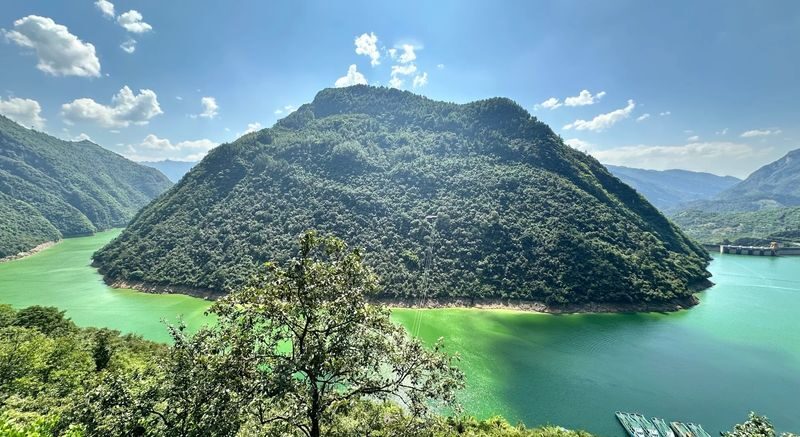 Chongqing Karst 2-Day Tour + Three Natural Bridges + Fairy Mountain + Furong Cave - Should you book this Wulong tour?