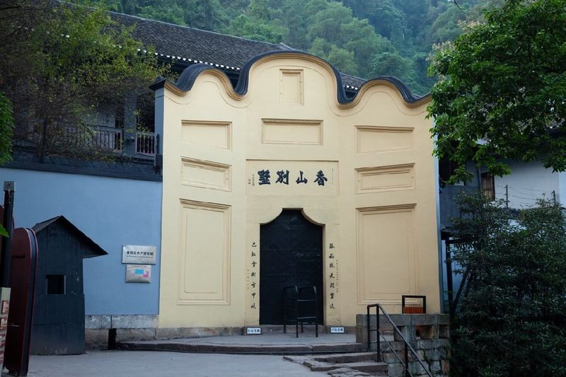 Chongqing Magical 8D City Full-Day Exploration Tour - Huayan Temple offers a quieter counterpoint