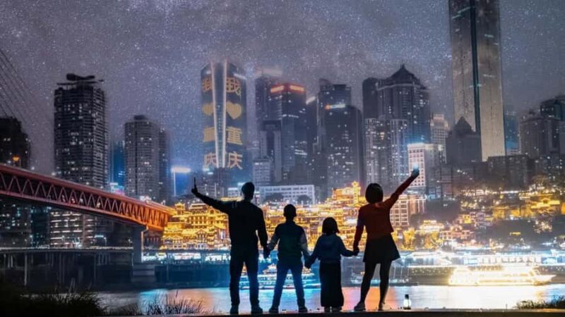 Chongqing: Night Skyline Photoshoot at Hongyadong - An In-Depth Look at the Chongqing Night Skyline Photoshoot
