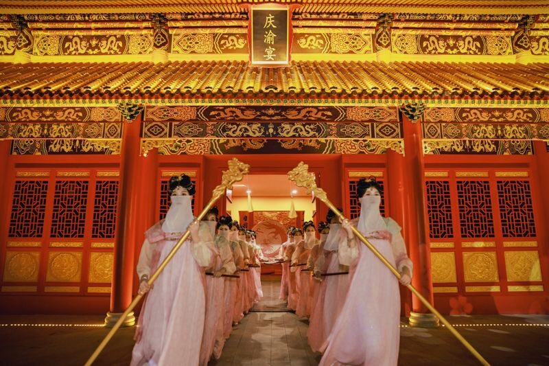 Chongqing Qing Yu Yan Imperial Feast Experience - A palace dining room with a stage at its heart