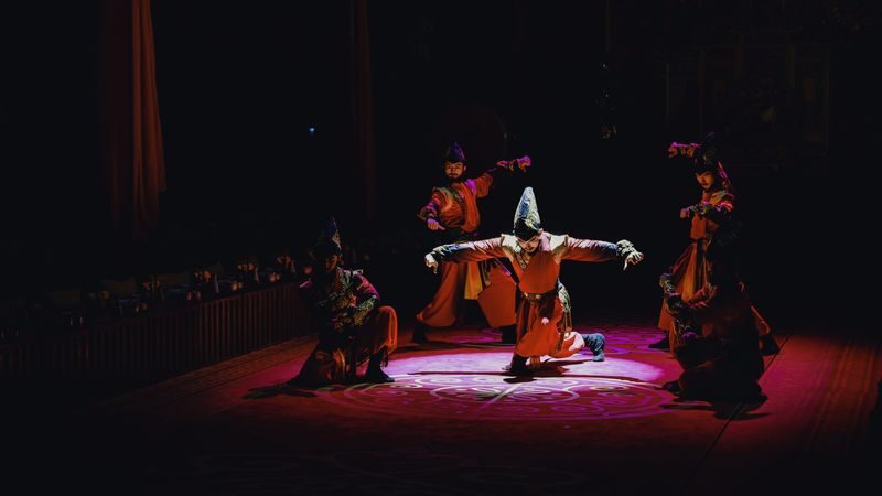 Chongqing Qing Yu Yan Imperial Feast Experience - Costume styling makes it a different kind of evening
