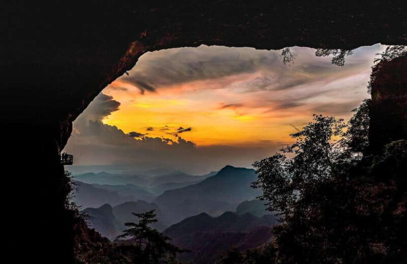 Chongqing:1-day Jinfoshan Mt hiketrip (licen guide,with car) - Discover the Beauty of Jinfoshan Mountain with a Guided 1-Day Hike