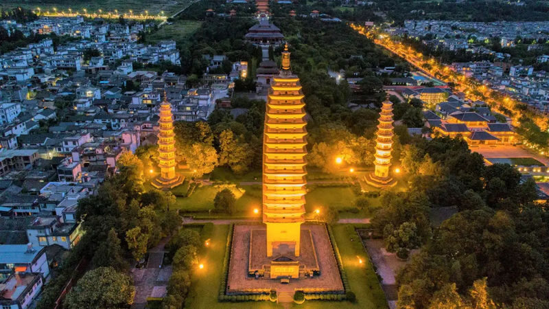 Chongsheng Temple and Three Pagodas Cultural Tourist Area - Three Pagodas, one clear focal point