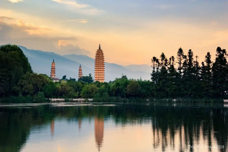 Chongsheng Temple and Three Pagodas Cultural Tourist Area - Sun, steps, and who should go