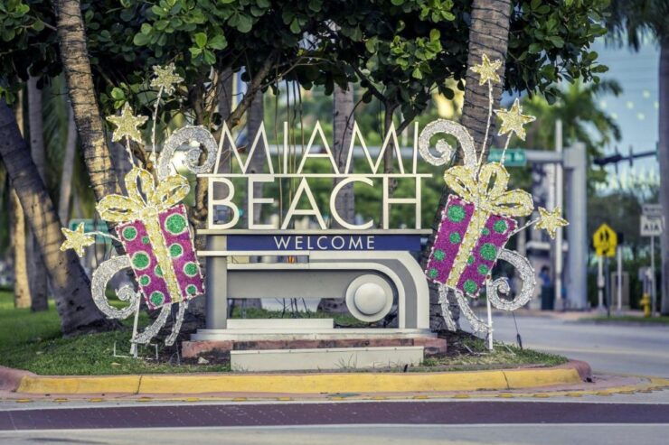 Christmas Discovery in Miami Walking Tour - Miami Tower Lights Spectacle