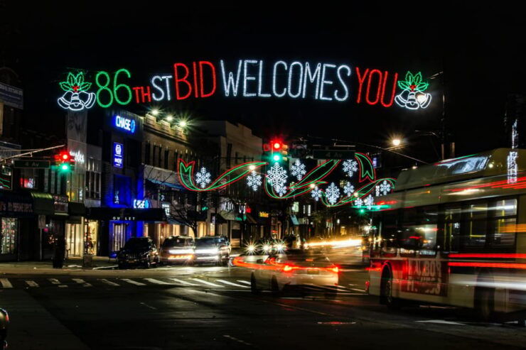 Christmas in New York: Dykers Heights in Spanish - Good To Know