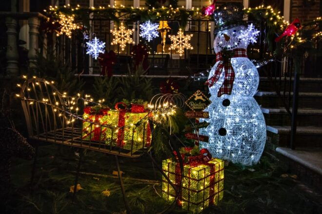 Christmas in New York: Dykers Heights in Spanish - Brooklyn Bridge Viewpoints