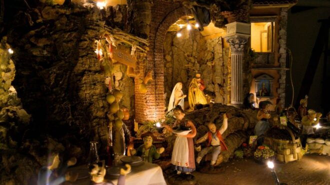 Christmas Magic Walking Tour in Naples: Duomo & Markets - Includes