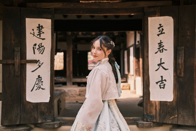 Cinematic Hanbok Photoshoot Experience - A royal setting, with a camera guide