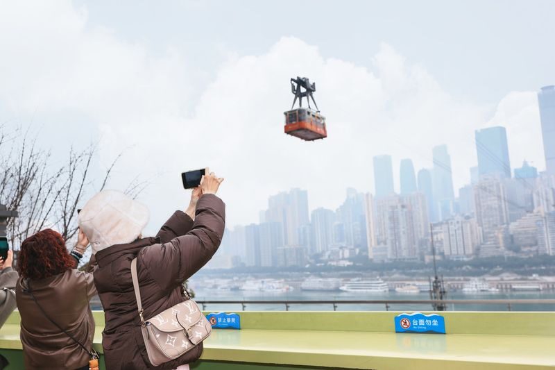 Ciqikou Old Town & Yangtze Cableway Small Group Tour - The guide can make the day
