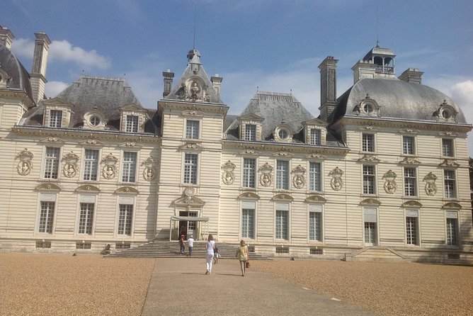 Circuit 2 Castles Around Blois: Chambord Cheverny - Bottled Water and Castle Entrances