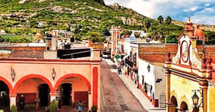City and Peña De Bernal - Explore the City of Bernal