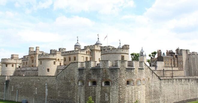 City of London: a Place of Contrasts - Contrasts of Old and New