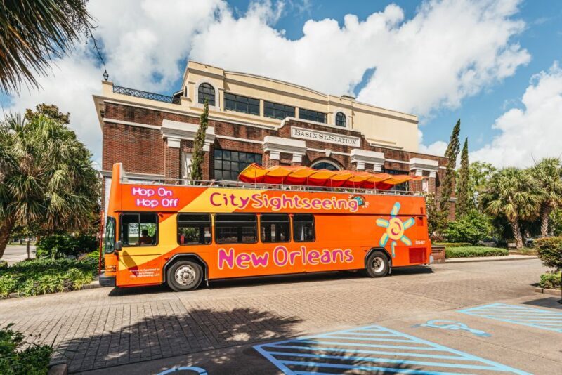 City Sightseeing New Orleans HOHO Bus Tour & Bookable Extras - Guides and Commentary