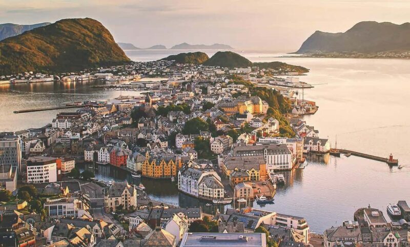 City walk in Ålesund: Art Nouveau, sea views, and insider tips - Good To Know