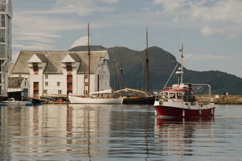 City walk in Ålesund: Art Nouveau, sea views, and insider tips - Exploring Ålesund’s maritime roots and modern marvels