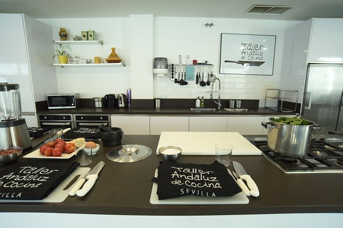 Clase De Cocina Española Y Tour Por El Mercado De Triana En Sevilla. - Meeting Point and Start Time
