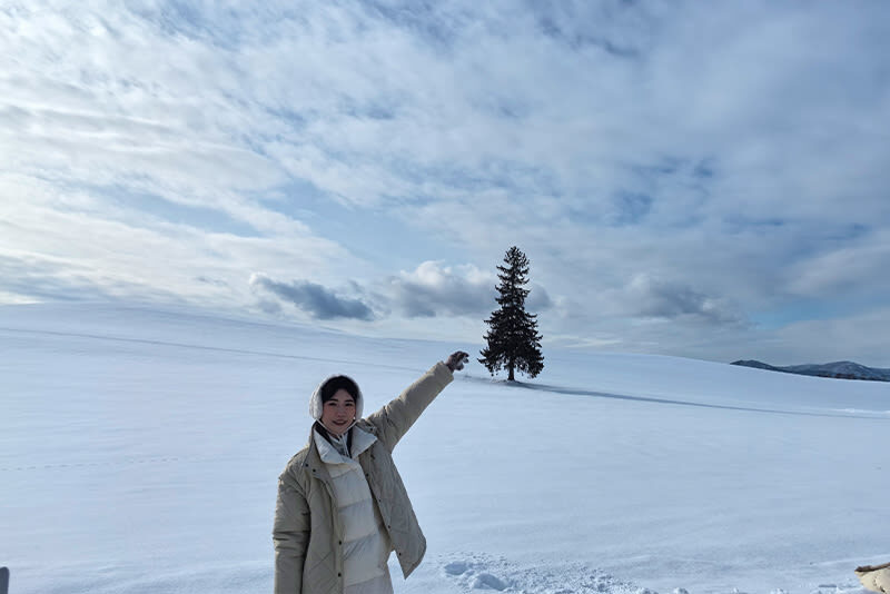 Classic Hokkaido Asahikawa & Biei Photo Spot Day Tour: Asahiyama Zoo & Shirahige Waterfall & Shirogane Blue Pond & Biei - Biei’s lonely Christmas Tree: a quiet photo stop