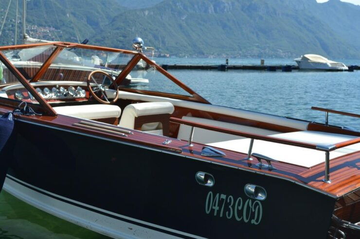 Classic Private Boat Tour Best Villas of Central Lake Como - Language and Accessibility Details