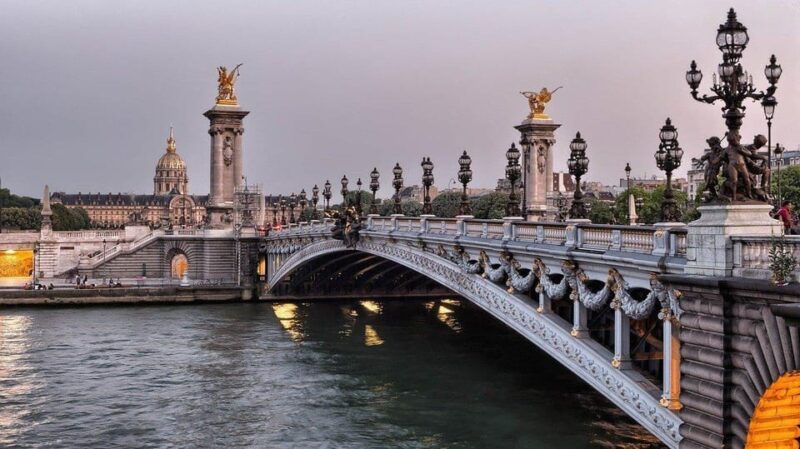 Classical and Monumental Paris Tour Along the Seine River - Itinerary Highlights