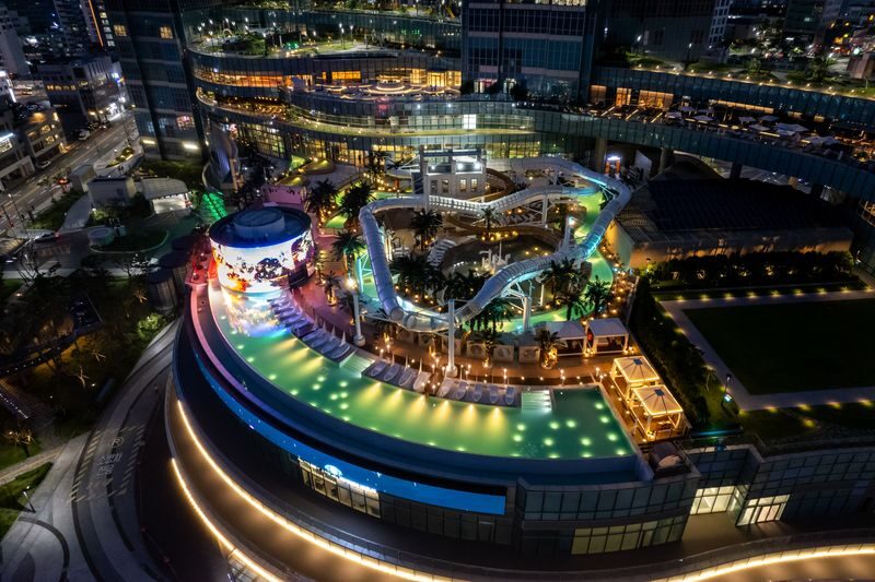 CLUBD OASIS Spa & Water Park Admission in Busan - The infinity pool earns its name