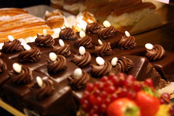 Coffee & Sweets Tour on the Amazing Victory Avenue - Architectural Landmarks Visit
