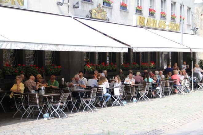 Cologne: Brewery Tour With Beer Tasting and Halven Hahn - Brewery Tour Through Old Town