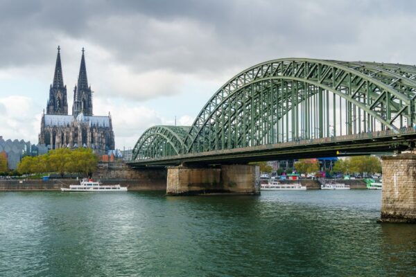 Cologne Highlights Privat Walking Tour & Panoramic Boat Trip - Language Options