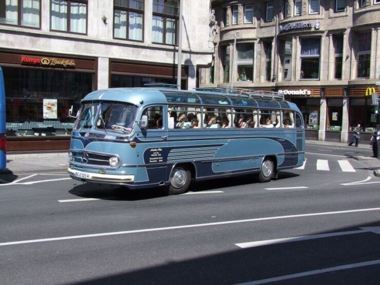 Cologne: Nostalgic Tour in German in Vintage Bus - Experience Highlights