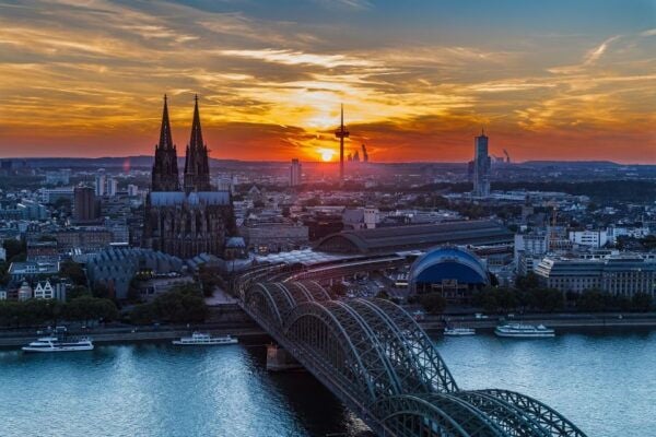 Cologne: Old Town Highlights Walking Tour - Cologne Cathedral and Fairy Tale Fountain